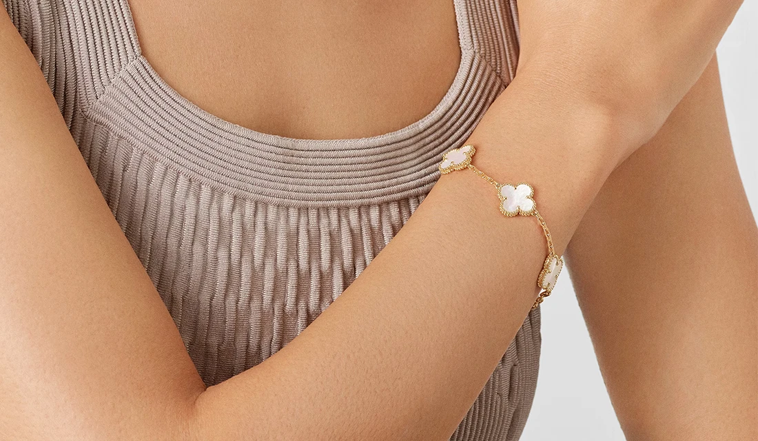 Le bracelet Alhambra de Van Cleef & Arpels : l'icône intemporelle de la joaillerie française